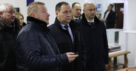 Головченко на «Белкоммунмаше» обсудил перспективы и сроки создания отечественного легкового электромобиля