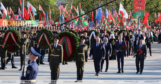 Лукашенко возложил венок к монументу Победы в Минске