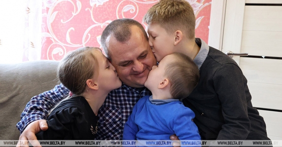 Лукашенко: День отца подчеркивает особую роль мужчин в укреплении традиционной белорусской семьи